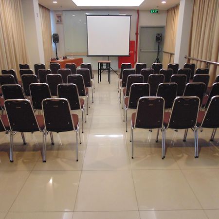Amaris Hotel Bekasi Barat Exterior photo