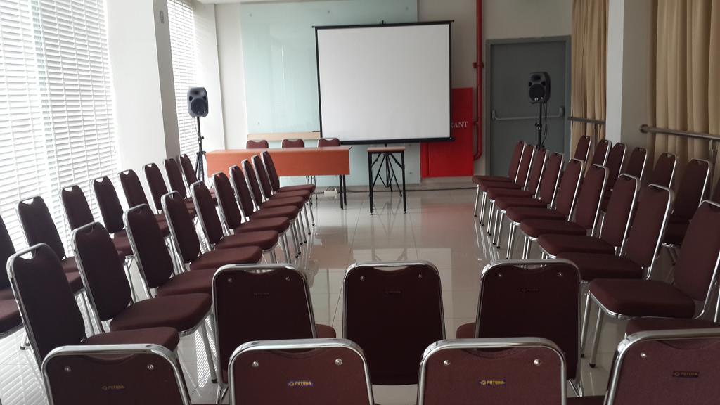 Amaris Hotel Bekasi Barat Exterior photo