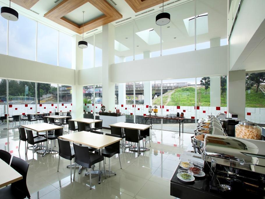 Amaris Hotel Bekasi Barat Exterior photo