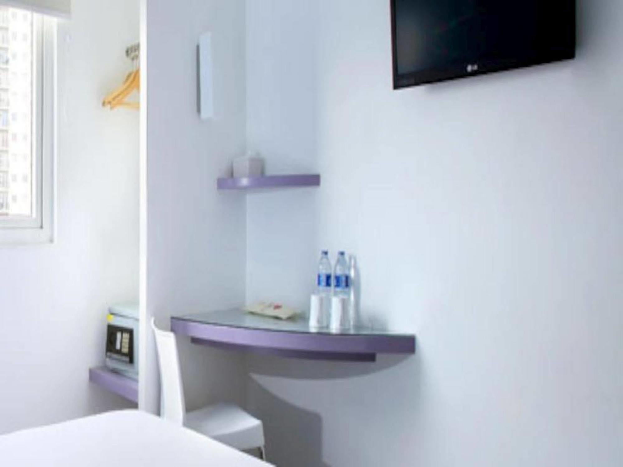 Amaris Hotel Bekasi Barat Exterior photo