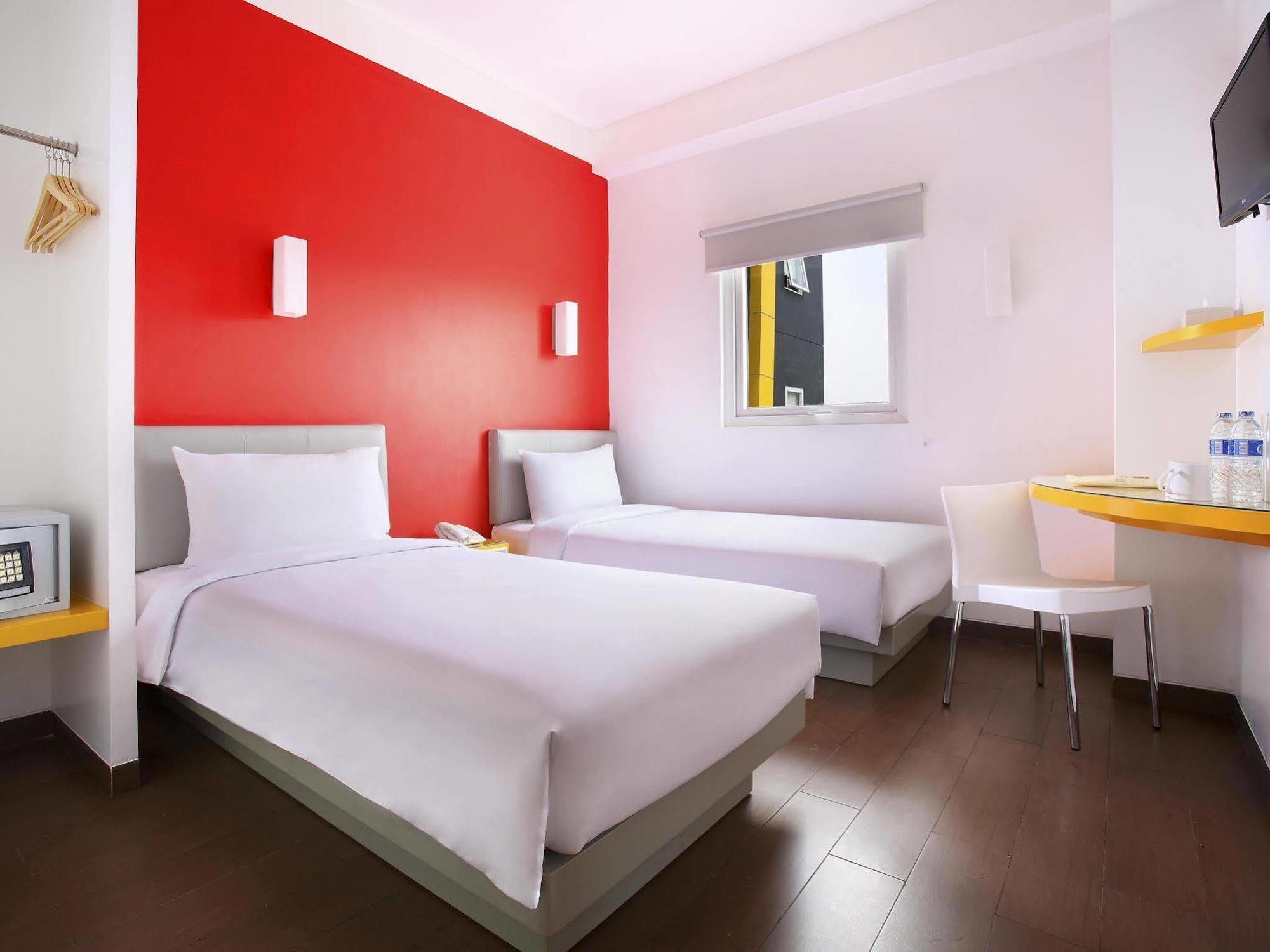 Amaris Hotel Bekasi Barat Exterior photo