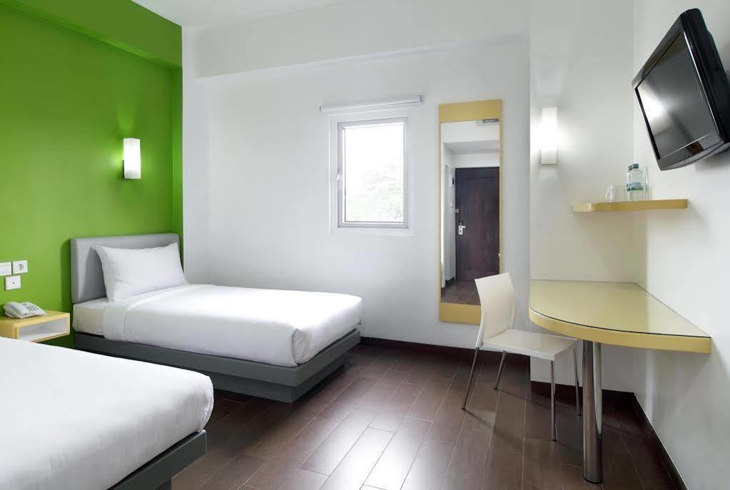 Amaris Hotel Bekasi Barat Exterior photo